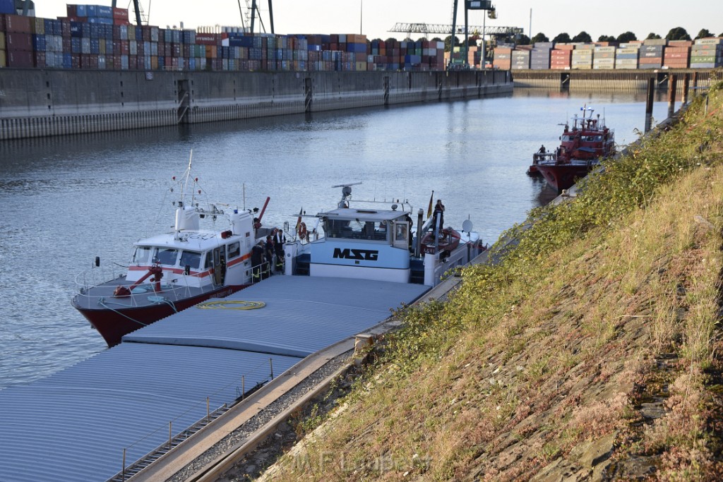 Havarie Wassereinbruch Motorraum beim Schiff Koeln Niehl Niehler Hafen P088.JPG - Miklos Laubert